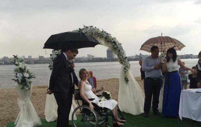 Под проливным дождем: в Днепре прошла свадьба Яны Зинкевич