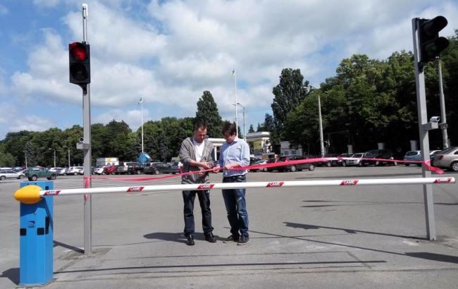 В Киеве водители могут оплачивать парковку банковской картой
