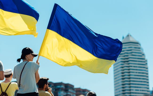 Не сине-желтый? История украинского флага и нужно ли его перевернуть (видео)