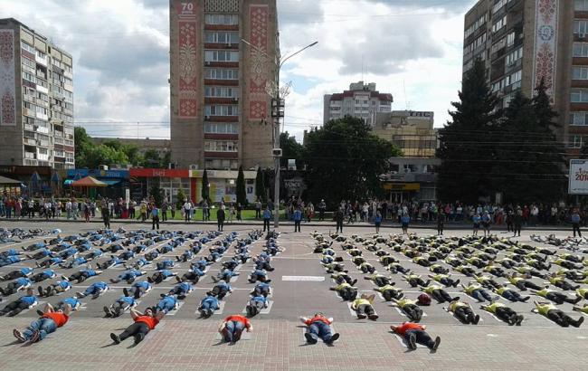В Черкассах массово качали пресс на асфальте