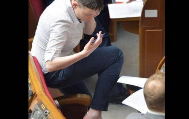 Босая и на спинке стула: Савченко в Раде удивила раскованностью