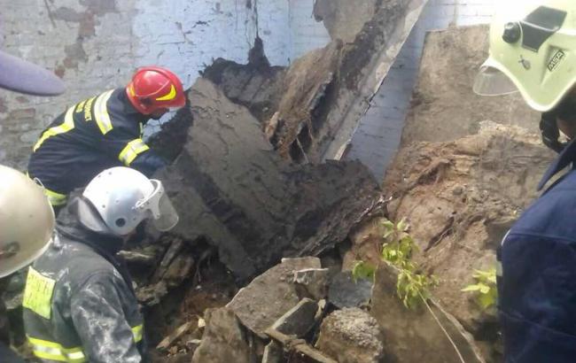 В Киеве обрушилось здание: из-под обломков извлекли подростка