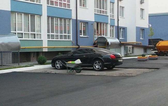 На Київщині комунальники поклали асфальт в обхід Bentley