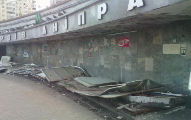 В Киеве возле станции метро снесли целый ряд МАФов