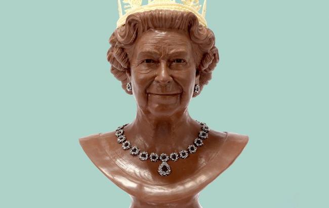Бюст королеви: скульптуру Єлизавети ll зробили з шоколаду