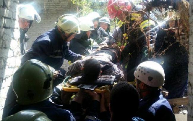 Обвал дома в Киеве: спасатели извлекли подростка из-под завалов