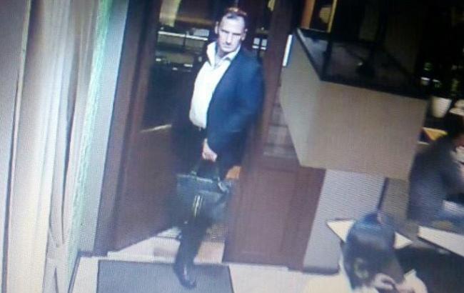 Тримай злодія: у Києві розшукують грабіжників, що промишляють в кафе