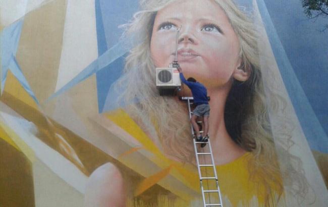 "Хорошо, что не в глаз": на стене, где нарисовали мурал, повесили кондиционер