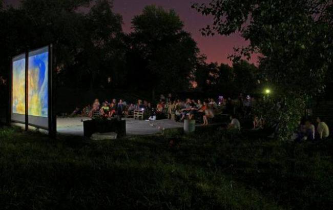 В Киеве на Оболони заработал кинотеатр под открытым небом