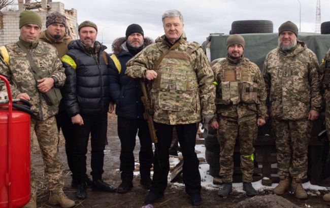 Порошенко передал оружие, рации и снаряжение бориспольской теробороне