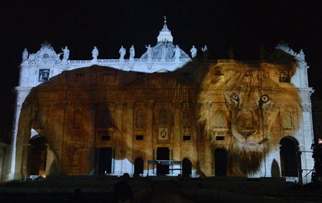 По собору Святого Петра в Ватикане "прогулялись" львы, леопарды и ящерицы