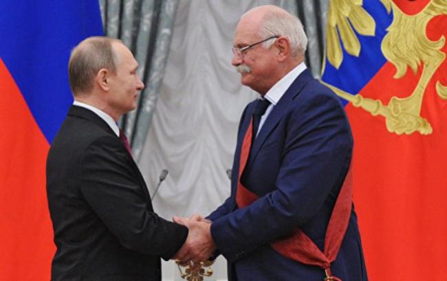 Путин наградил "за заслуги" Хазанова и Михалкова