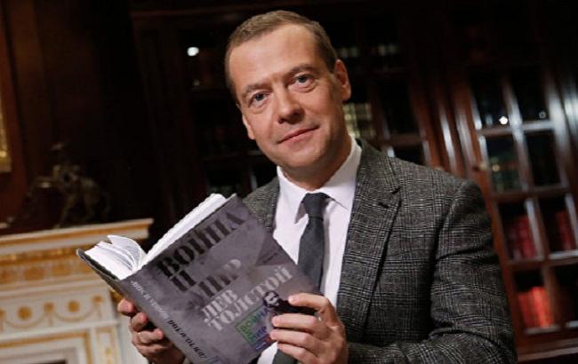 Медведев прочел отрывок из "Войны и мира" в манере Путина