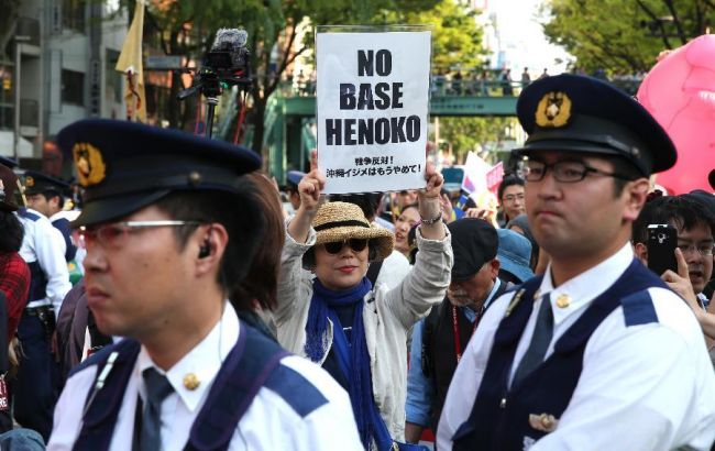 В Японии тысячи людей протестуют против баз США на Окинаве