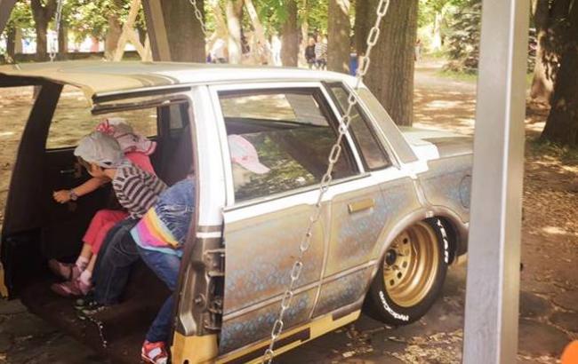 "Эх, прокачу!": в Киеве на ВДНХ работает необычный парк аттракционов