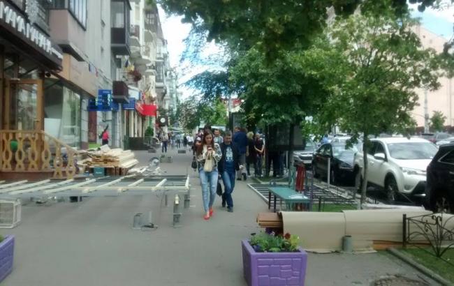 В Киеве ресторан установил террасу на пешеходной дорожке