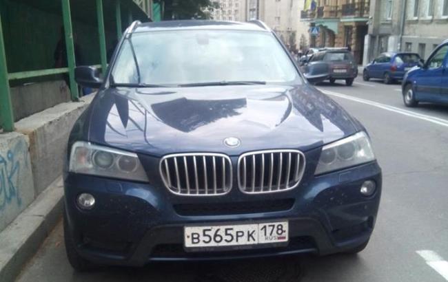 Киевляне задержали авто с российскими номерами и "колорадской" лентой