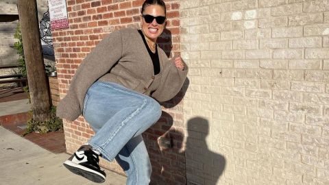 Чтобы фигура не казалась тяжелой: стилист научила, как подобрать джинсы девушкам plus size