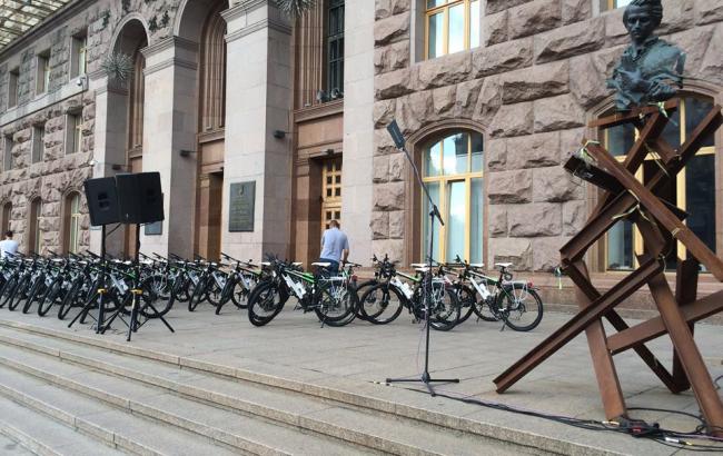 В Киеве "копы" пересели на велосипеды