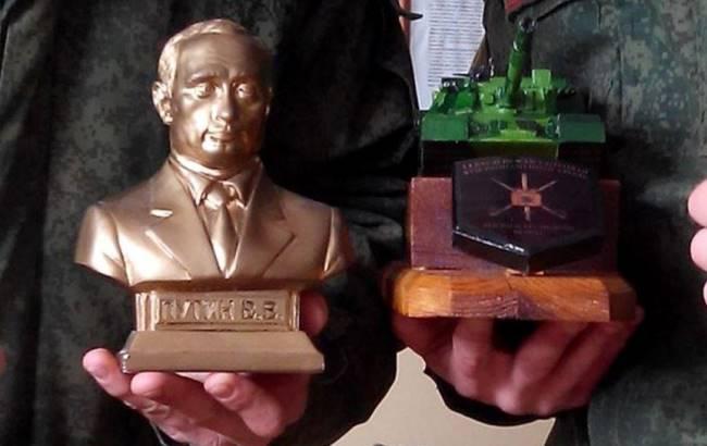 "За краще виконання стройової пісні" російських військових нагородили бюстами Путіна