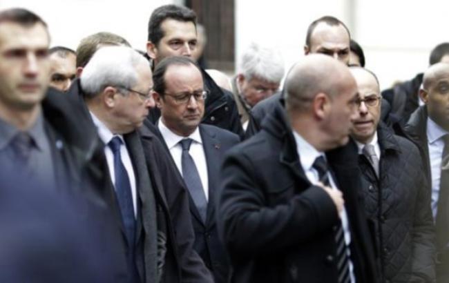 У Парижі в офісі сатиричної газети невідомі розстріляли 11 людей