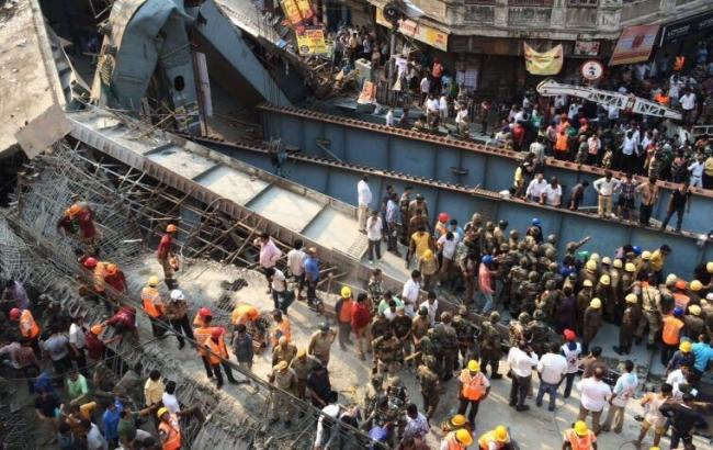 В Індії кількість жертв обвалення естакади зросла до 20 чоловік