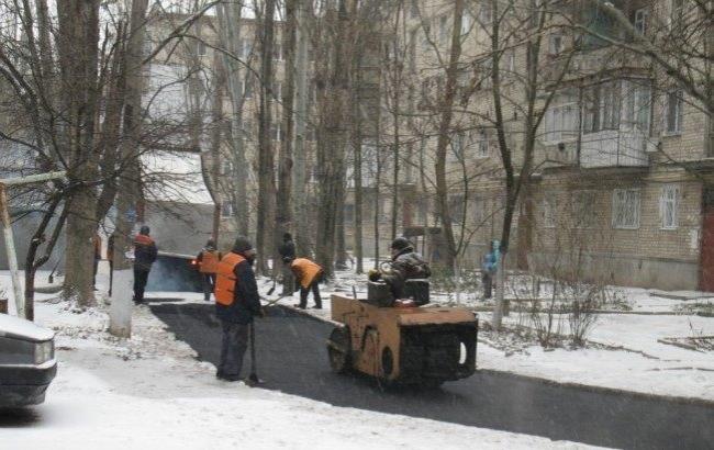 Російські "інновації": у Москві асфальт закатали в сніг