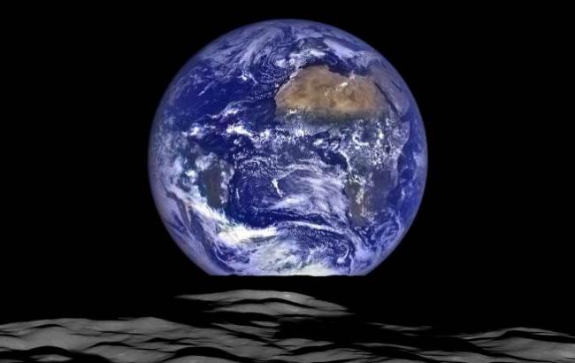 Ученые показали видео восхода Земли из-за горизонта Луны