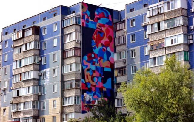 На стене дома в Киеве появилась "Родина-Мать"