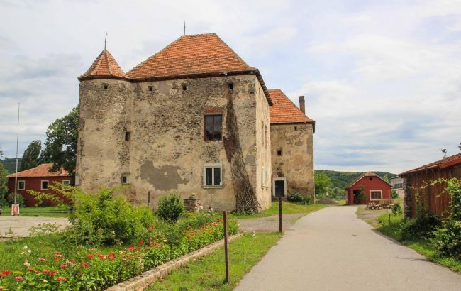"Жемчужина" Украины: древний замок на Закарпатье привлекает тысячи туристов