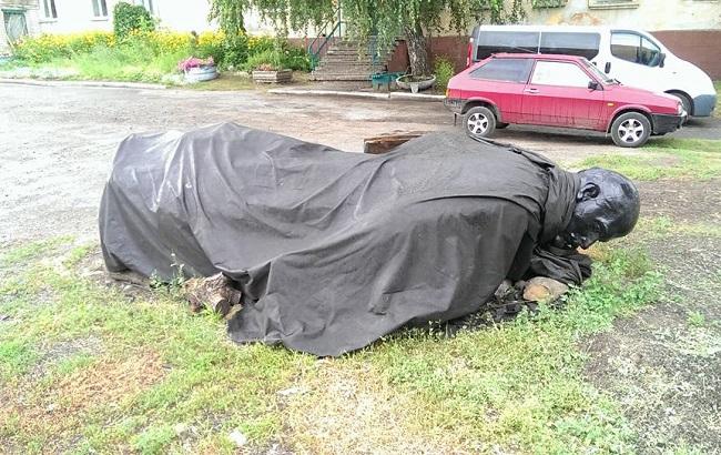 "Прикрыли, чтобы не замерз": в сети смеются над памятником Ленину на Донбассе