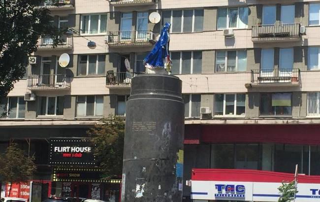 В Киеве на месте Ленина установили "Белоснежку"