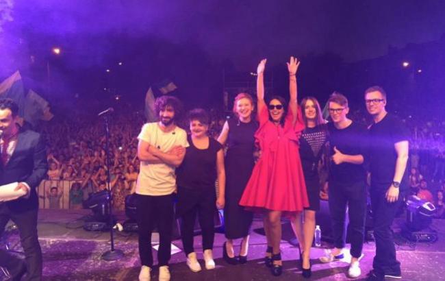 Джамалу в Краматорске встречали крымскотатарскими флагами