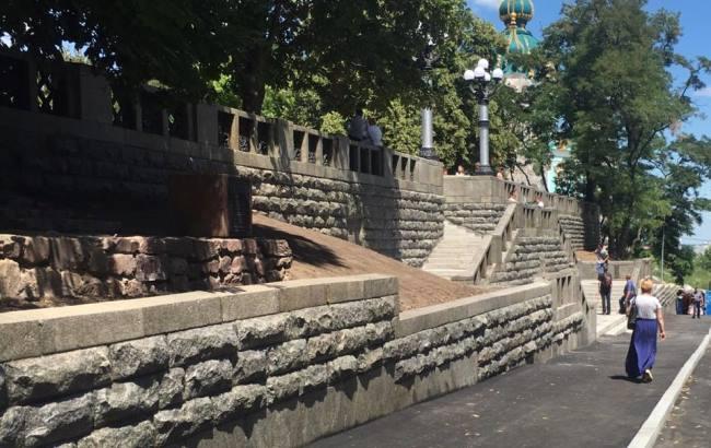 Для киевлян открыли обновленную площадку и лестницу у фундамента Десятинной церкви
