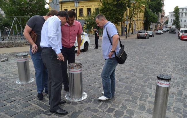 В Киеве на Андреевском спуске горе-водитель сломал боллард