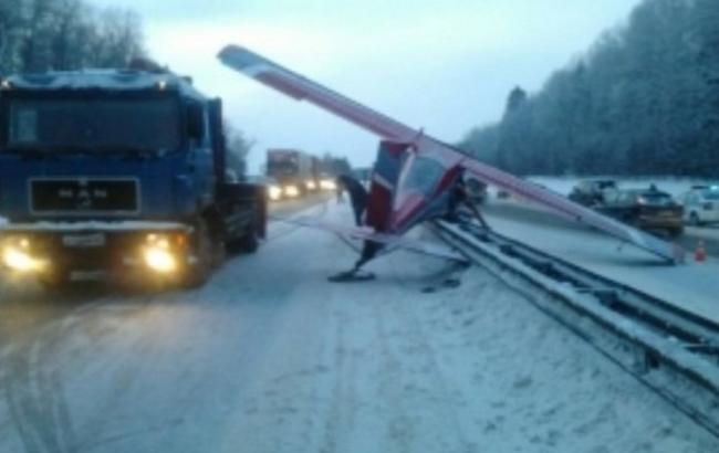 В Подмосковье самолет приземлился на трассу