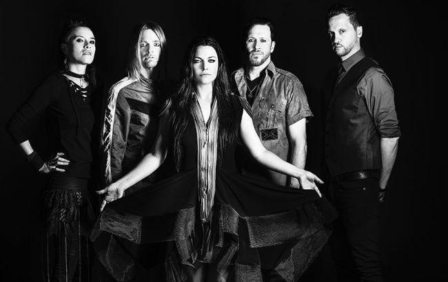 Посетившая Киев группа Evanescence покорила украинцев вышиванками