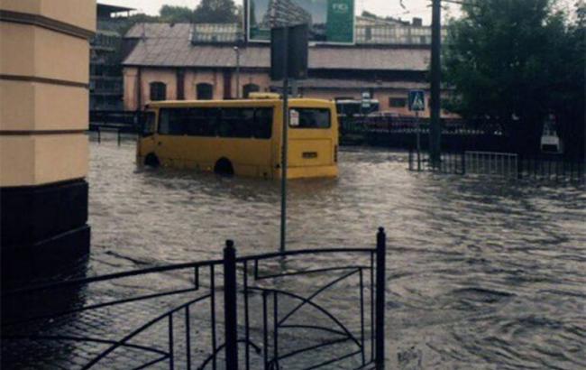 У Львові внаслідок зливи затопило вулиці, рух транспорту ускладнений