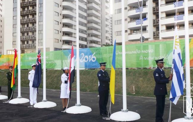 В Олімпійському селищі урочисто підняли прапор України