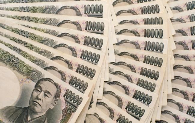 Иена выросла после достигнутой договоренности о заморозке объема добычи нефти