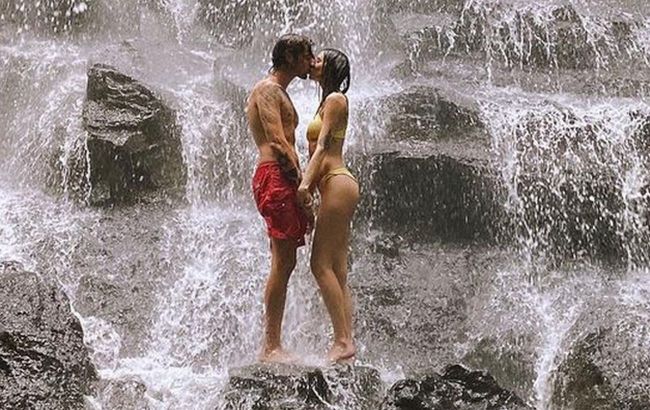 Нереальна краса: Надя Дорофєєва захопила мережу гарячим відео з чоловіком під струменями водоспаду