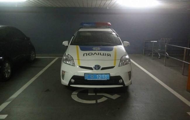 "Що зробити? Інваліди": киевлян возмутил припаркованный полицейский автомобиль