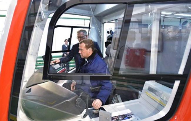 Дмитрий Медведев "оседлал" трамвай