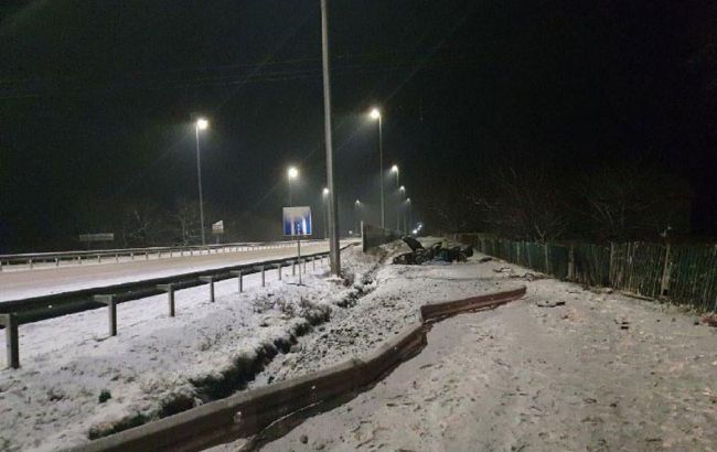На трассе Киев-Чоп автомобиль въехал в отбойник, погибли двое людей
