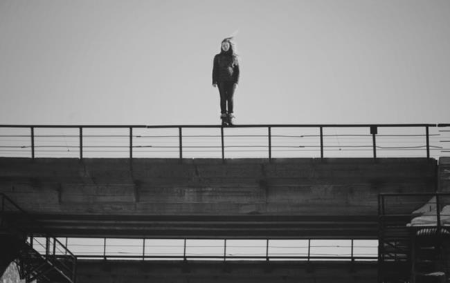 У Києві "копи" врятували жінку, яка намагалася стрибнути з моста