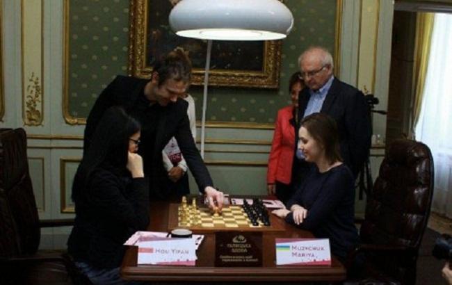 Вакарчук помогал Музычук играть в шахматы