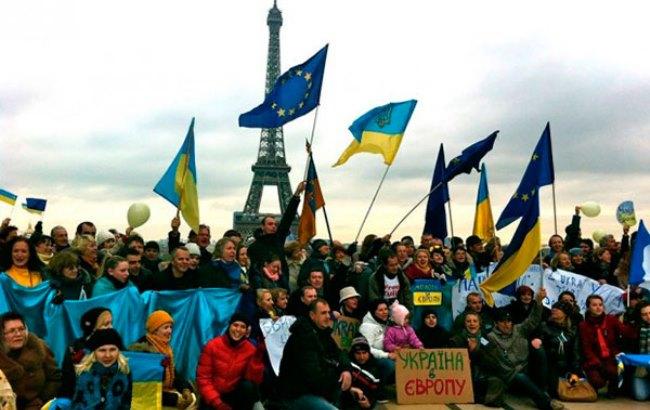 Возле Эйфелевой башни десятки людей спели гимн Украины
