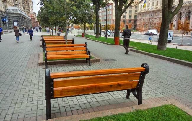На главной улице Киева обновили скамейки