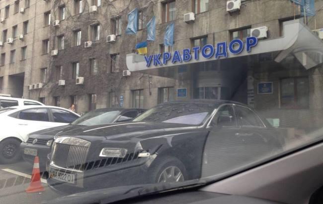 Журналіст показав "символічне" фото Rolls-Royce біля "Укравтодору"
