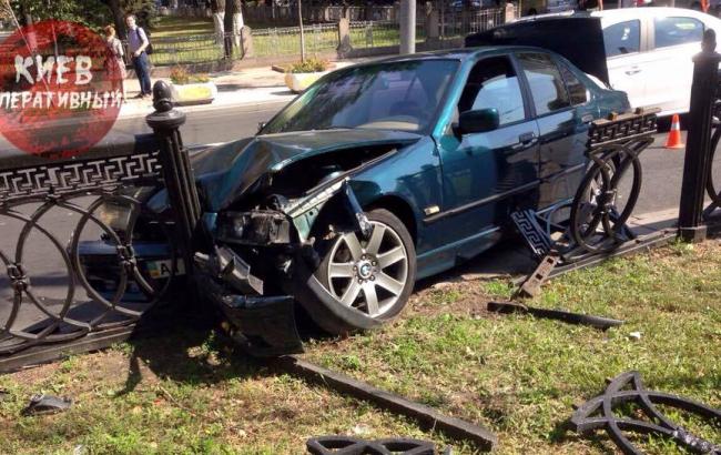 В Киеве на бульваре Шевченка иномарка снесла забор